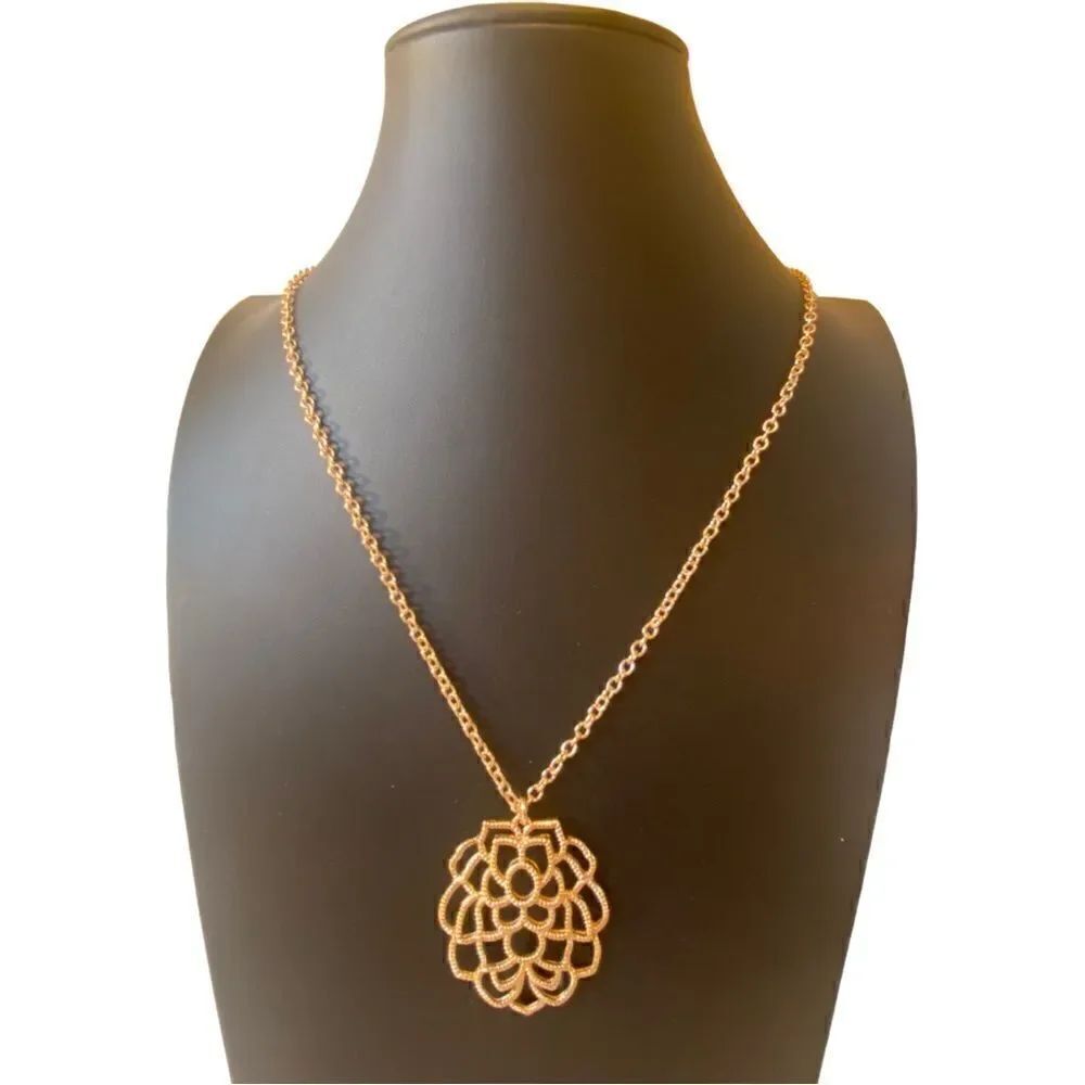 Avon Vintage Bright Gold Tone Pendant Statement Necklace.